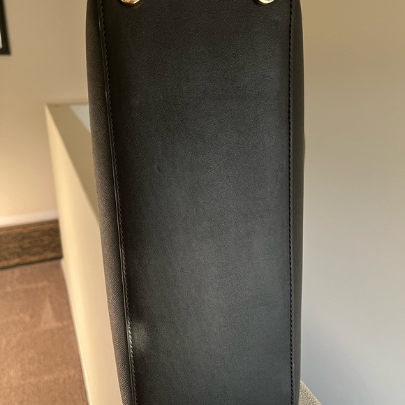 Like new Michael Kors black bag - Picture 3 of 10